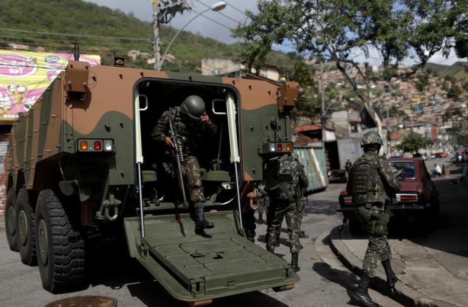 Armed Forces members patrol during an operation against the organized crime in Lins slum complex in Rio de Janeiro, Brazil August 5, 2017.