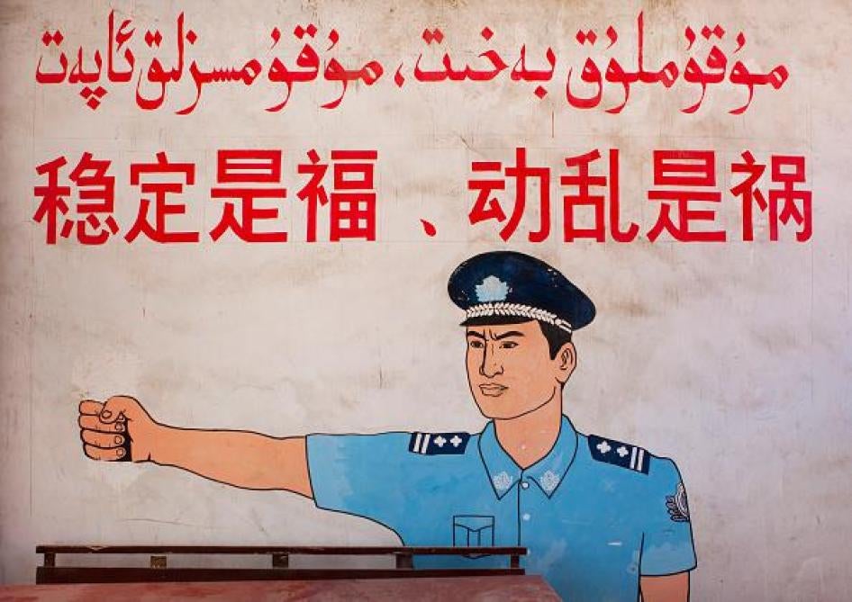 Panneau photographié à Yarkand, dans la région du Xinjiang en Chine, avec l’inscription : « La stabilité est une bénédiction, l'instabilité est une calamité ». Photo prise le 20 septembre 2012.