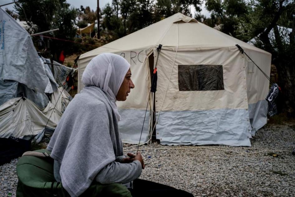 Amal Adwan, une demandeuse d'asile syrienne âgée de 47 ans, photographiée le 30 septembre 2017 dans le « hotspot » (centre d’enregistrement de migrants) de Moria sur l'île de Lesbos. Les « hotspots » sur les îles grecques ont été initialement conçus pour 