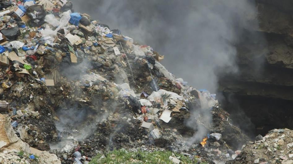Incinération de déchets en plein air dans une décharge de Majadel, dans le sud du Liban.