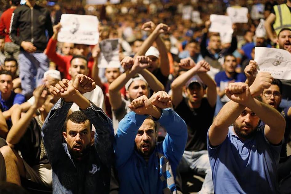 مغاربة يتظاهرون ضد ما يعتبرونه تهميش منطقة الريف، الحسيمة، المغرب، 3 يونيو/حزيران 2017.   
