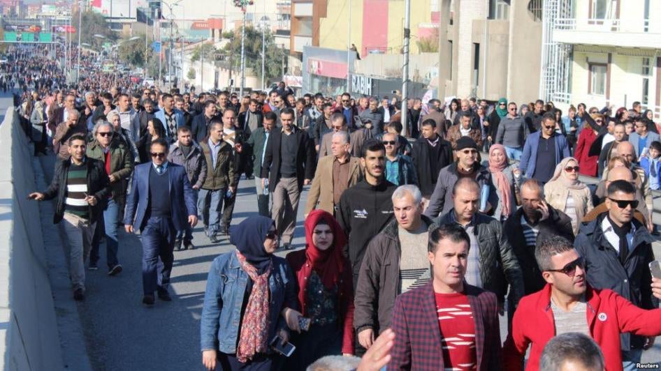 متظاهرون يحضرون مظاهرة ضد حكومة إقليم كردستان في السليمانية في إقليم كردستان العراق، 18 ديسمبر/كانون الأول 2017.