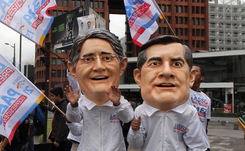 Miembros del partido CREO con máscaras de Guillermo Lasso y Andrés Páez, candidatos a la presidencia y a la vicepresidencia de Ecuador en las elecciones de este domingo, el 13 de febrero de 2017. 