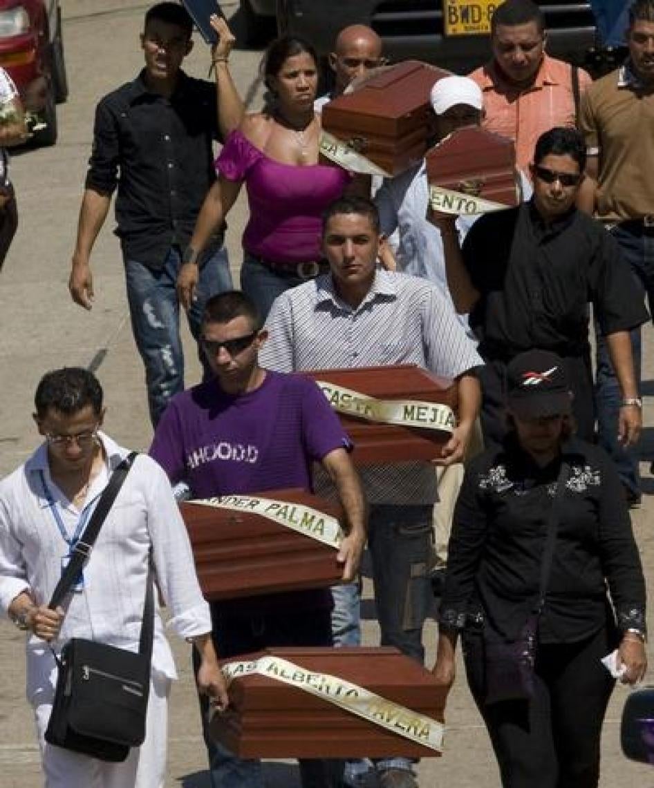 Relatives carry the coffins with the remains of their children during a mass funeral in Barranquilla September 11, 2010. 