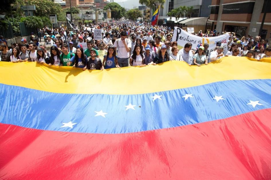 Venezolanos conmemoraron el día del periodista en Caracas el 27 de junio de 2017.