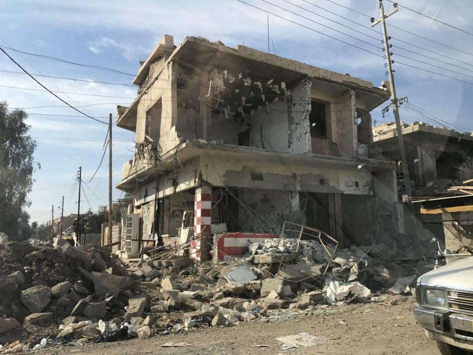 منزل في حي الزهور دمرته سيارة مفخخة لداعش استهدفت قوات الأمن العراقية في 24 نوفمبر/تشرين الثاني 2016، وأسفرت عن إصابة مدنيَّين على الأقل.