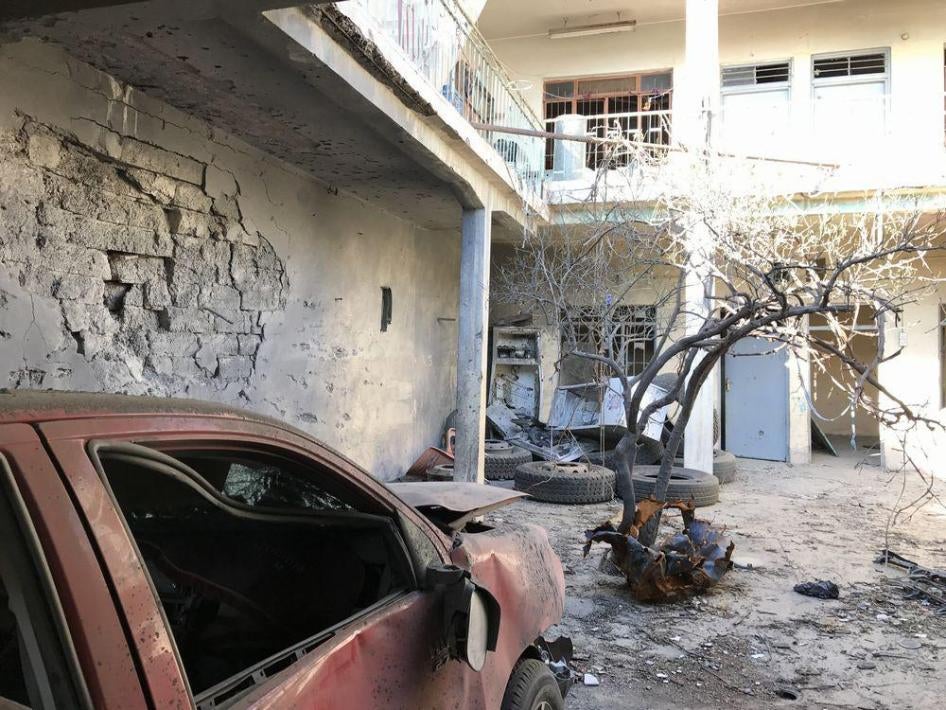 فناء منزل في حي الكرامة، أصيب في هجوم استهدف قوات داعش في الحي، حوالي 25 نوفمبر/تشرين الثاني 2016. لجأ نحو 30 نازحا إلى الفناء بحثا عن مأوى، وقتل 3 في الهجوم.
