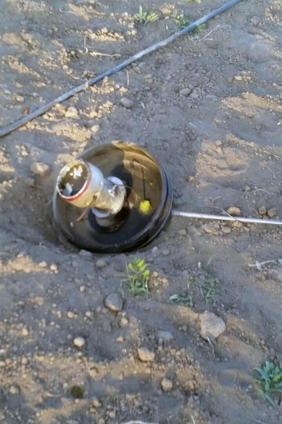 قطعة من آلية تفجير صاروخ أستروس للذخائر العنقودية واقعة في المكان الذي ذكره شهود في قحزة بمحافظة صعدة في 22 فبراير/شباط 2017. 