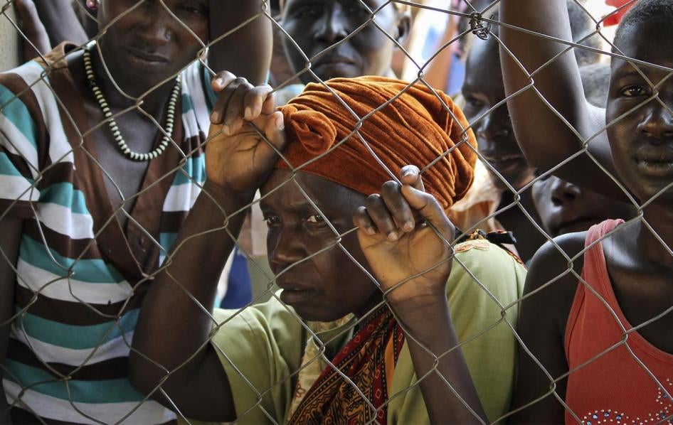 Mulheres em frente à Agência das Nações Unidas para os Refugiados (ACNUR) em Yei, no sul do Sudão do Sul. A antes pacífica cidade de Yei já foi considerada um marco da coexistência, mas é agora centro da uma guerra civil.