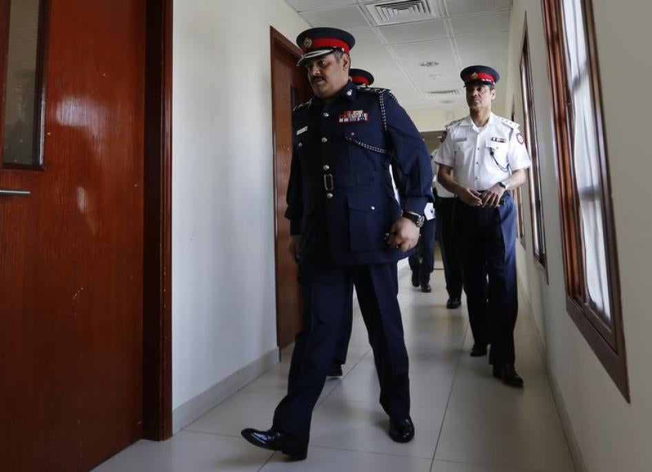 قائد شرطة البحرين طارق الحسن يصل لحضور مؤتمر صحفي في نادي الضباط في المنامة، البحرين، في 27 أبريل/نيسان 2014.