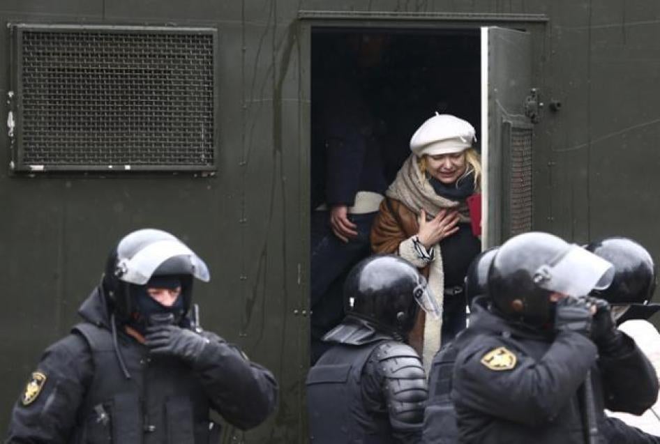 Женщина, задержанная милицией во время протеста 25 марта в Минске