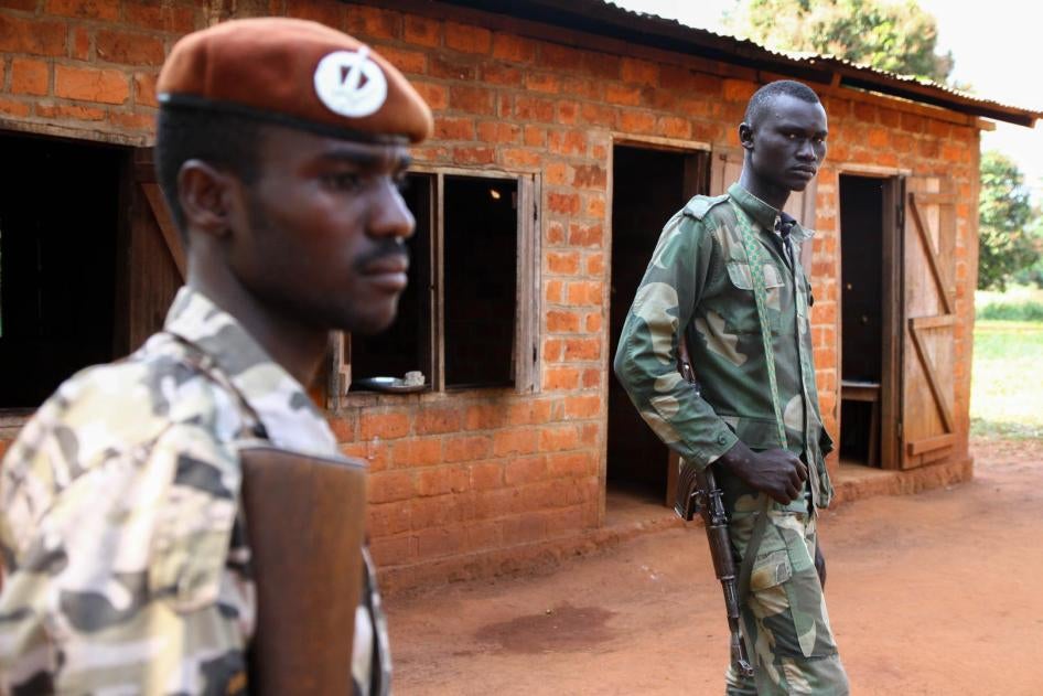 Des miliciens de l'Union pour la Paix en Centrafrique (UPC) devant une école maternelle à Ngadja, dans la province de Ouaka. Des combattants utilisent ce bâtiment comme campement depuis octobre 2014. 