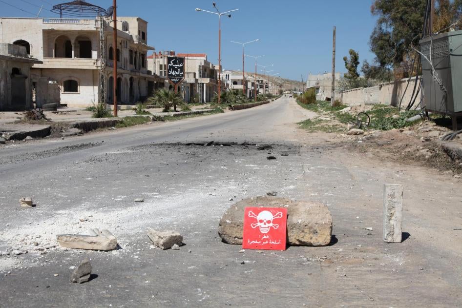 Un panneau rouge avertissant sur les dangers liés à des risques toxiques, aperçu sur une route de Khan Sheikhoun (province d'Idlib) en Syrie, le 5 avril 2017, au lendemain d’une attaque chimique perpétrée contre cette ville.