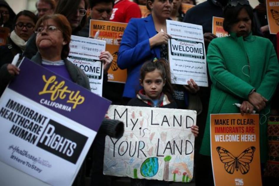 7岁的玛雅・卡西拉斯出席晚会，抗议川普总统关于移民问题的行政命令，加州洛杉矶，2017年1月25日。
