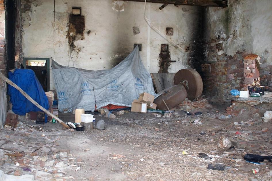 Midilli’de Suriyeli sığınmacıların yaşadığı, işgal evi olarak kullanılan terk edilmiş bir binadaki derme çatma barınak. AB-Türkiye Anlaşması’nın Mart 2016’da yürürlüğe girmesinden bu yana binlerce kişi Yunanistan adalarında son derece kötü koşullarda sıkı