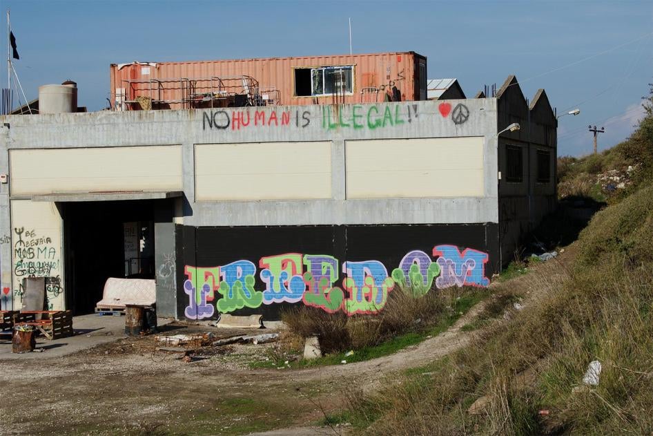 Midilli Adası’nda mahsur kalan sığınmacıların barındığı, işgal evine dönüştürülen terk edilmiş bir fabrika. 