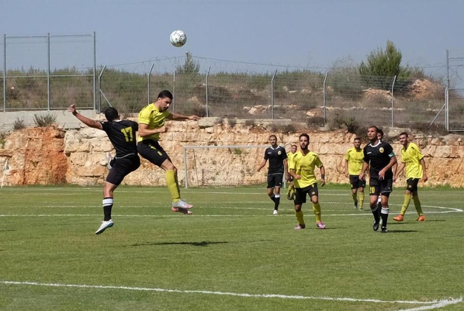 أندية تابعة للاتحاد الإسرائيلي لكرة القدم تلعب في مستوطنة جفعات زئيف. 