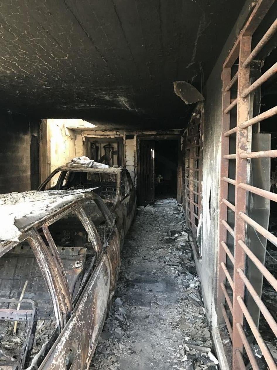 بقايا مبنى سكني في حي الفلاح اشتعلت فيه النيران بعد هجوم ضد قوات داعش في الشارع، في 11 ديسمبر/كانون الأول 2016. اختبأ 16 مدنيا في الجزء الخلفي من المبنى. تمكن 8 من الفرار في حين احترق الثمانية الآخرون حتى الموت.