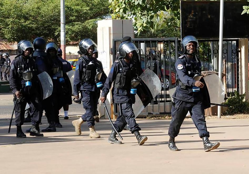 Des membres des forces de sécurité gambiennes à Banjul, le 5 décembre 2016.