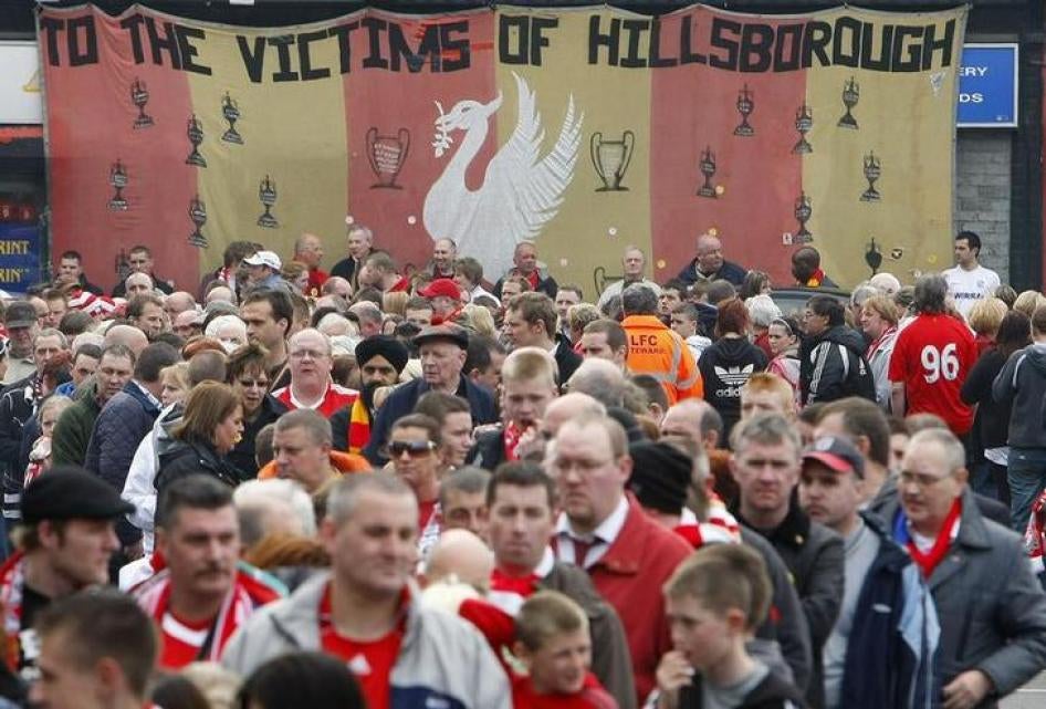 Liverpool Football Club supporters queue to enter a memorial service at Liverpool's Anfield stadium to mark the 20th anniversary of the Hillsborough disaster, Liverpool, northern England, April 15, 2009. 