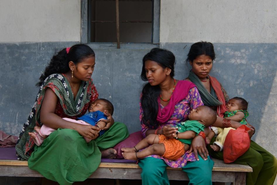 Vrouwen en meisjes wachten met hun kinderen buiten het kantoor van een dokter in Chitwan, Nepal.