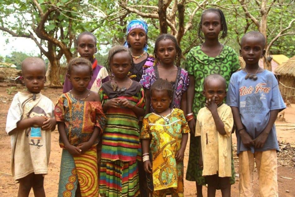 Les enfants d'un homme d'ethnie Peul tué en février 2017 par des miliciens du FPRC et des combattants anti-balaka près de Baïdou, un village situé entre Ippy et Bria, en République centrafricaine. 
