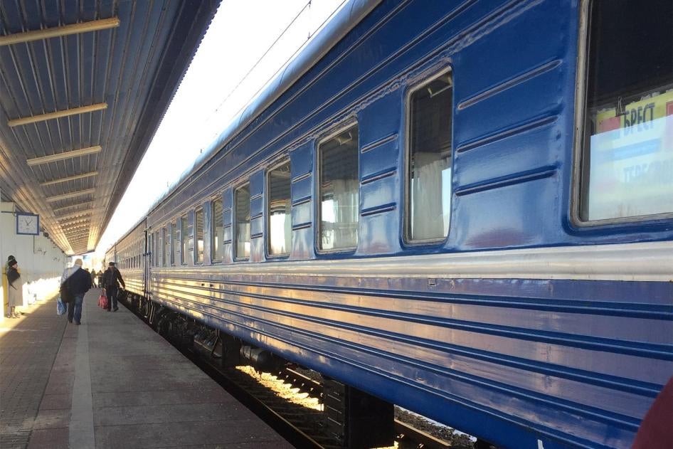 Поезд отправлением в 08:28, на котором ищущие убежища добираются до польской пограничной станции Тересполь. Брест, Беларусь, 7 декабря 2016 г.