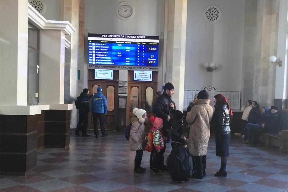 Un famille biélorusse photographiée le 7 décembre 2016 dans la gare de Brest, dans l’ouest du Bélarus, après avoir dû retourner par train de la gare de Terespol, en Pologne, suite au rejet de leur demande d’asile dans ce pays. 
