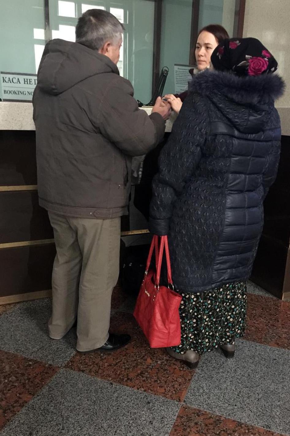 Badaczka Human Rights Watch przeprowadza wywiad z parą małżonków z Czeczenii na stacji kolejowej w Brześciu. Zostali oni odesłani z polskiej granicy po tym jak usiłowali złożyć wniosek o azyl. Brześć, Białoruś, 7 grudnia 2016.