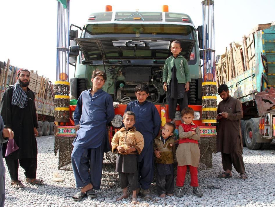 Eine afghanische Flüchtlingsfamilie, die Pakistan verlassen musste, vor einem gemieteten Lastwagen mit ihren Habseligkeiten, Oktober 2016.