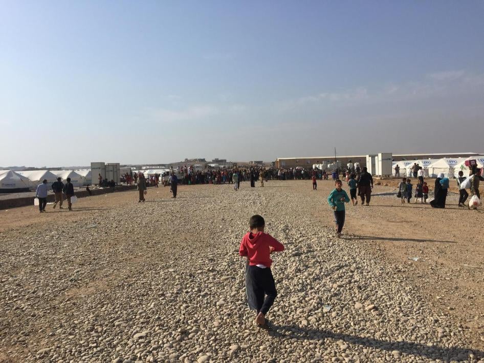 يأوي مخيّم الخازر، شمال العراق، آلاف النازحين الفارين من القتال مع داعش. اعتقلت القوات التابعة لحكومة إقليم كردستان أكثر من 900 رجل وطفل من بين النازحين في 5 مخيمات ومناطق حضرية قرب أربيل بين 2014، لما بدأ الناس الفارون من داعش يتوافدون، وأواخر يناير/كانو