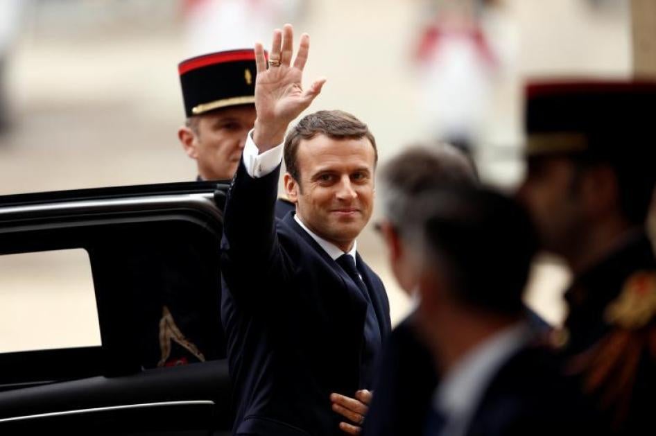 Le Président français élu Emmanuel Macron salue de la main en arrivant à la cérémonie de passation avec le Président sortant François Hollande au Palais de l'Elysée à Paris, France, le 14 mai 2017. 