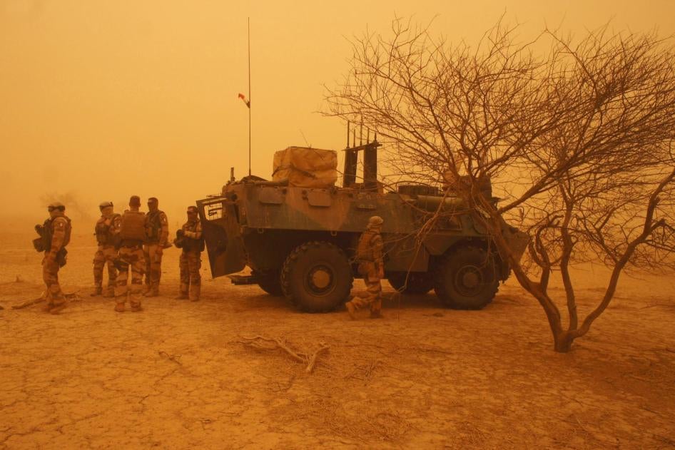 Des militaires français participant à l'Opération Barkhane, photographiés près de leur véhicule militaire blindé lors d’une tempête de sable à Inat, au Mali, le 26 mai 2016.