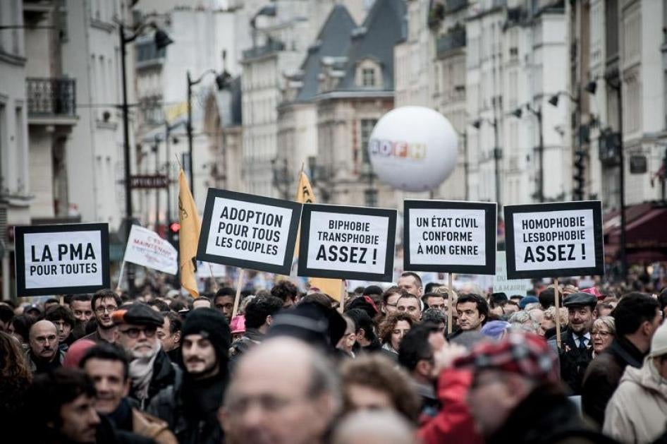 Manifestation en faveur du mariage pour les couples de même sexe. Paris, 16 décembre 2012.
