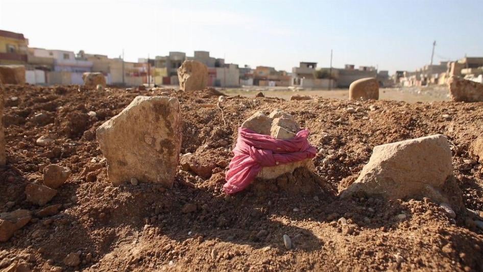 15 قبرا حفرها أفراد عائلة في حي السماح بعد انفجار سيارة مفخخة استهدفت قوات الأمن العراقية في 6 نوفمبر/تشرين الثاني 2016، وقتلت 23 مدن