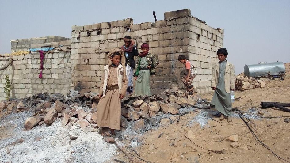أطفال قرب أحد المنازل التي تضررت في غارة أمريكية ضد "تنظيم القاعدة في جزيرة العرب" في محافظة البيضاء وسط اليمن يوم 29 يناير/كانون الثاني 2017. قتل جراء الغارة 14 مدنيا على الأقل، منهم 9 أطفال، وتضرر 20 منزلا على الأقل، بحسب شهود.