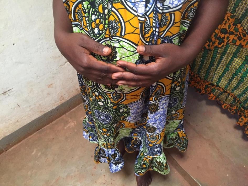 « Karine », une jeune fille de 15 ans vivant à Obo qui était enceinte de huit mois quand cette photo a été prise. Elle a déclaré à Human Rights Watch qu'un militaire ougandais l'avait payée 5 000 francs CFA (environ 8,30 dollars) pour être son « épouse » 