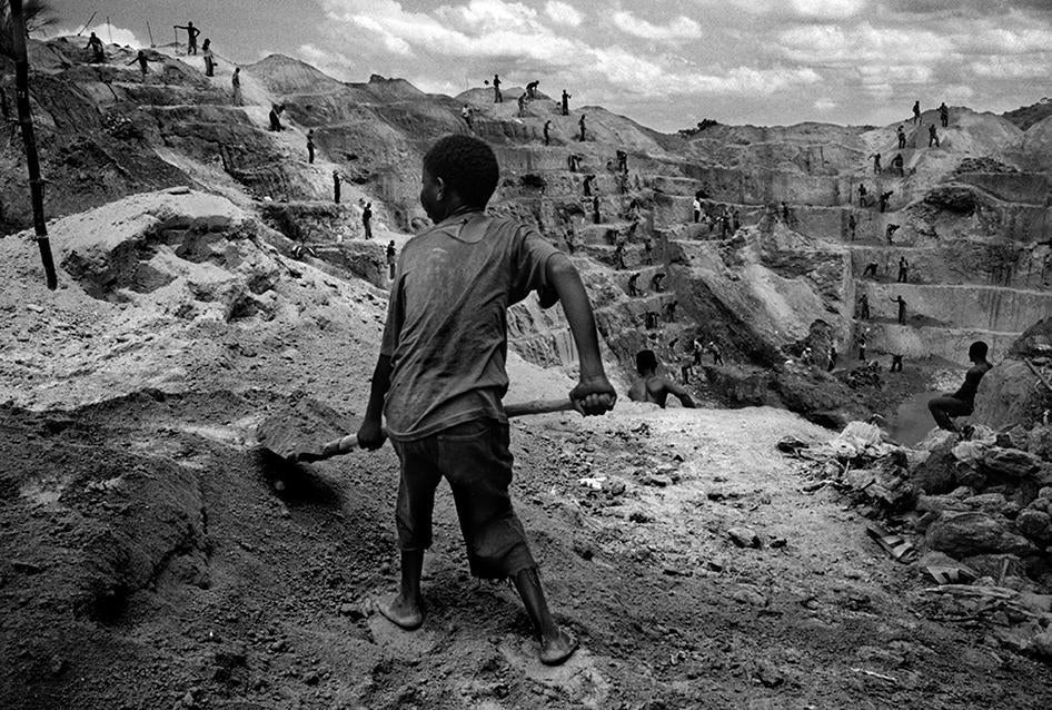 Un jeune garçon maniant une pelle creuse la terre dans une mine d’or à ciel ouvert dans le District de l'Ituri, dans le nord-est de la République démocratique du Congo.