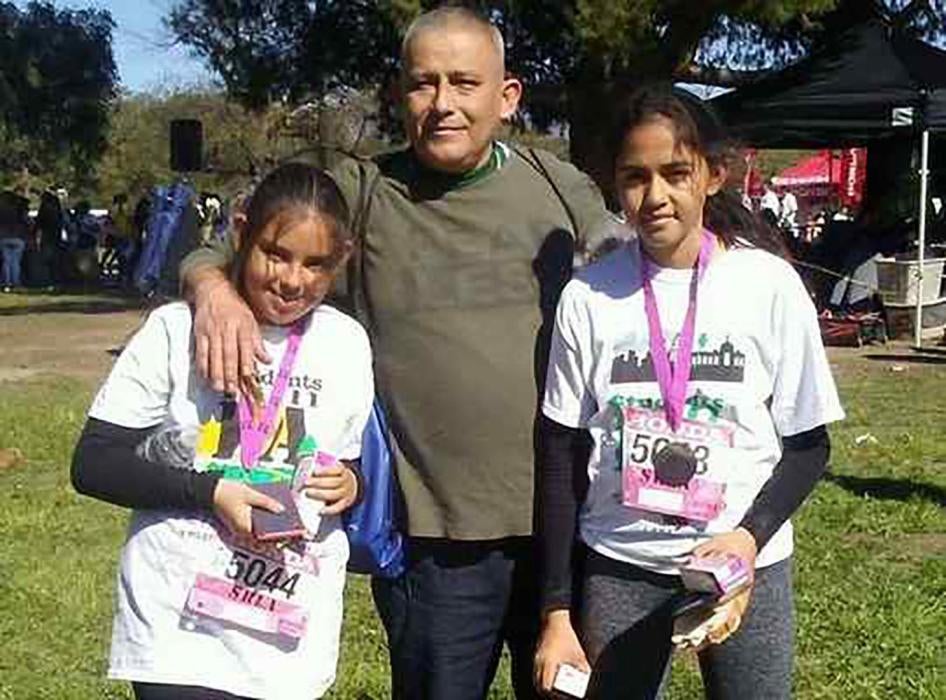 Rómulo Avelica González con sus hijas. Imagen cortesía de National Day Laborer Organizing Network.