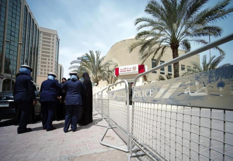 تجمّع لعائلة وأصدقاء النشطاء المسجونين الذين أدانتهم محكمة عسكرية بقيادة انتفاضة 2011، عند مدخل المحكمة قرب وزارة العدل، المنامة، البحرين، مايو/أيار 2012.