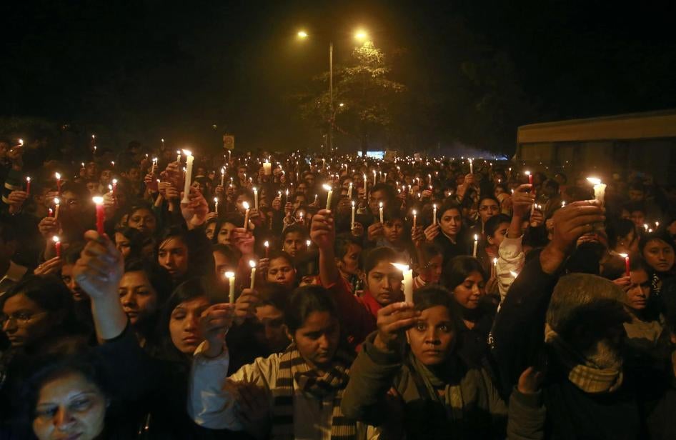 Demonstrators hold candles during a candlelight vigil for Jyoti Singh, who was gang raped on December 16, 2012 and subsequently died. © 2012 Reuters