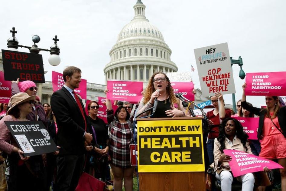 Manifestantes ante el Congreso en Washington, D.C. durante una votación en la Cámara de Representantes sobre la Ley Estadounidense de Atención de la Salud (American Health Care Act), que derogaría muchas de las disposiciones de la Ley para la Atención de 
