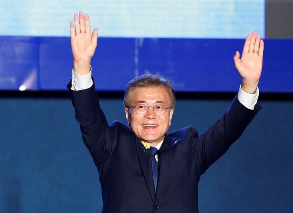韩国总统当选人文在寅在光化门广场谢票，韩国首尔，2017年5月9日。