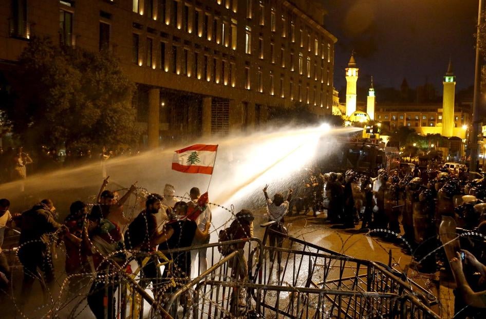 قوى الأمن ترش المتظاهرين بمدافع المياه خلال احتجاجات على أزمة النفايات والفساد الحكومي في 8 أكتوبر/تشرين الأول 2015 ،بيروت. إثر الاحتجاجات،وجهت النيابة العامة العسكرية الاتهامات إلى 14 متظاهرا