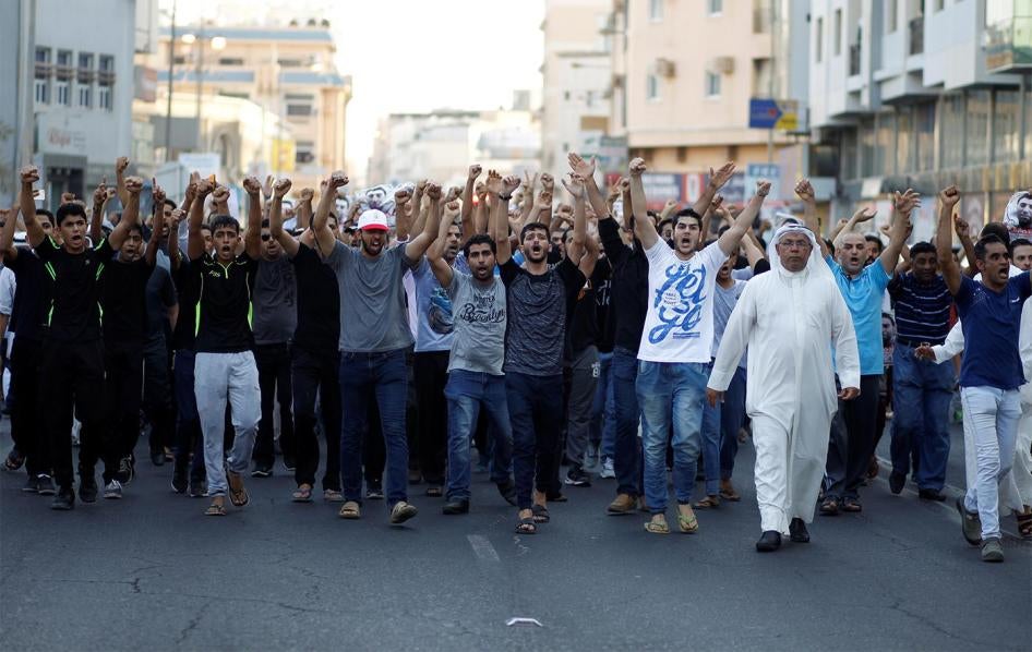 Des hommes participant à la procession funéraire suite au décès en détention de Hassan Al Hayki, scandent des slogans anti-gouvernementaux dans une rue de Manama (Bahrein), le 2 août 2016.
