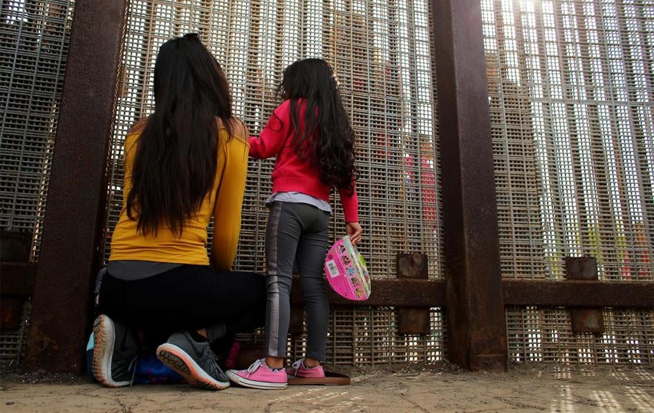 移民隔著美墨边界围篱与家人谈话，美国加州边界原野州立公园（Border Field State Park），2016年11月19日。