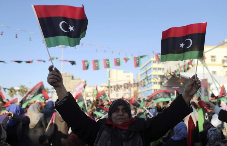 نساء ليبيات يحتفلن بالذكرى الثالثة للانتفاضة ضدّ معمّر القذافي في ساحة الحرية ببنغازي، 17 فبراير/شباط 2014.