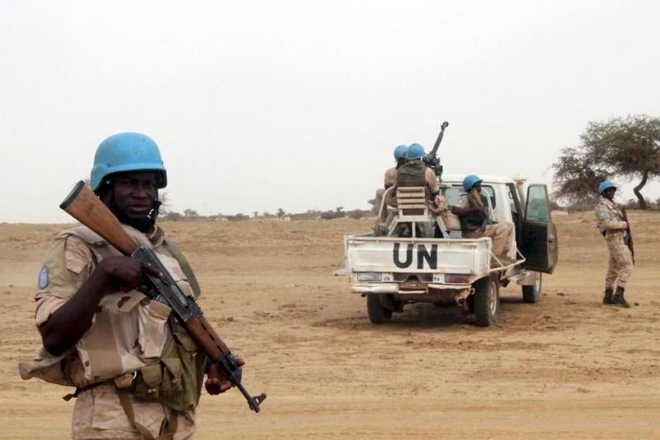 Des Casques bleus de l’ONU gardent la ville de Kouroume, dans le nord du Mali, en mai 2015. Cette ville est située à 18 kilomètres au sud de Tombouctou. 