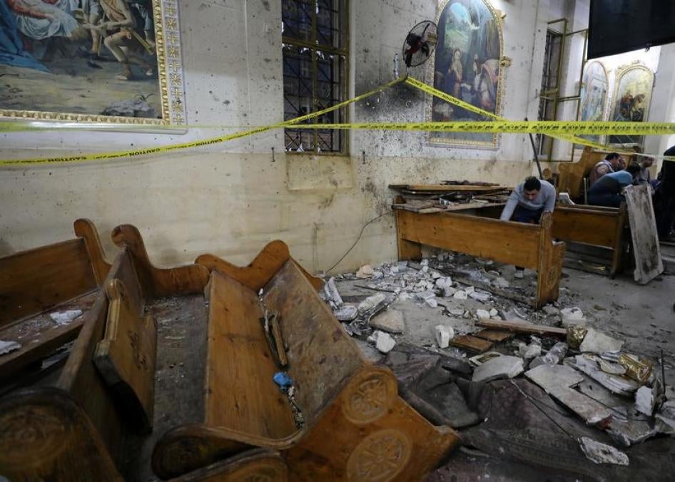 	مشهد صُوّر بعد التفجير الذي جدّ في كنيسة قبطية يوم الأحد في طنطا، مصر، 9 أبريل/نيسان 2017. © 2017 رويترز
