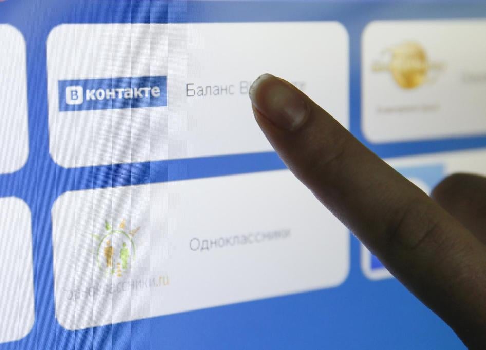 Логотипы социальных сетей “ВКонтакте” и “Одноклассники” на экране терминала для оплаты, 16 мая 2017.   
